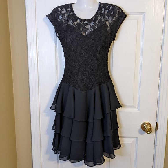 Late Edition Dresses & Skirts - Late Edition Vintage Black Floral Lace Tiered Ruffle Midi Dress - size M*
